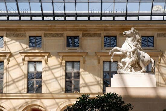 Louvre Exterior Walk and Entrance Ticket - Image 3