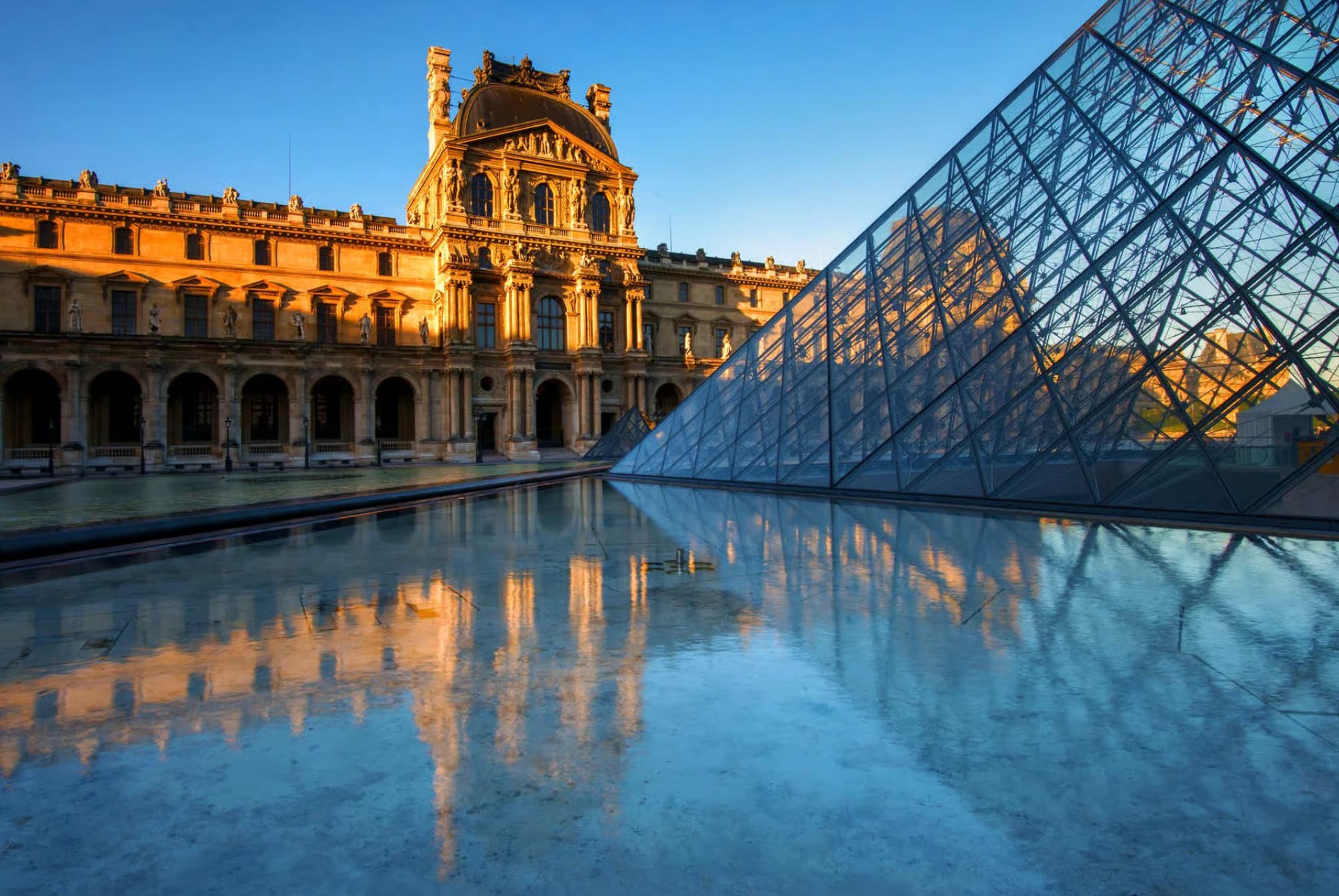 Paris: Louvre Museum Guided Highlights Tour
